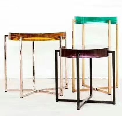 Les partie supérieure du comptoir colorées de chaise de selles poncent le verre découpé