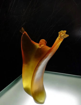 Les partie supérieure du comptoir colorées de chaise de selles poncent le verre découpé