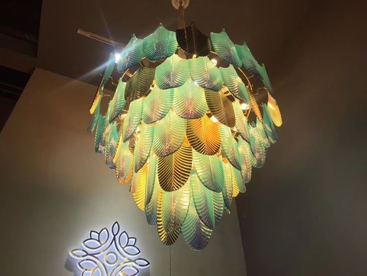 Le lustre coloré artistique taille les métiers en verre souillés réfringents