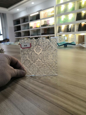 Verre précoupé givré de clôture de douche gâché par mur